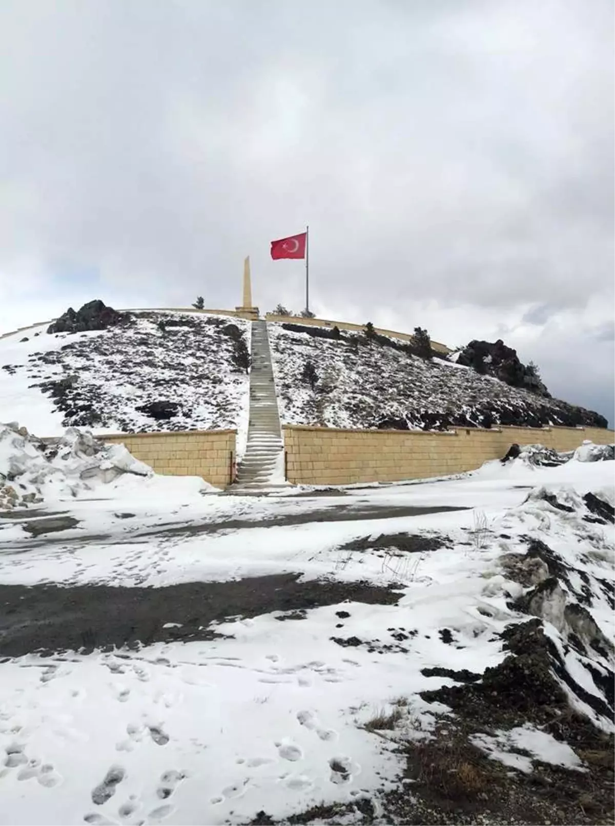 Erzurum\'un Yüksek Kesimlerine Mayıs Karı