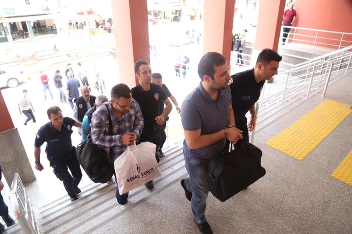 Fetö Soruşturmasında Polisler Adliyeye Sevk Edildi