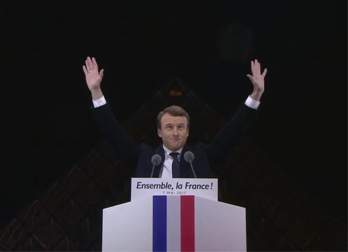 Fransa Cumhurbaşkanı Emmanuel Macron\'un Sembol Dolu Kutlaması