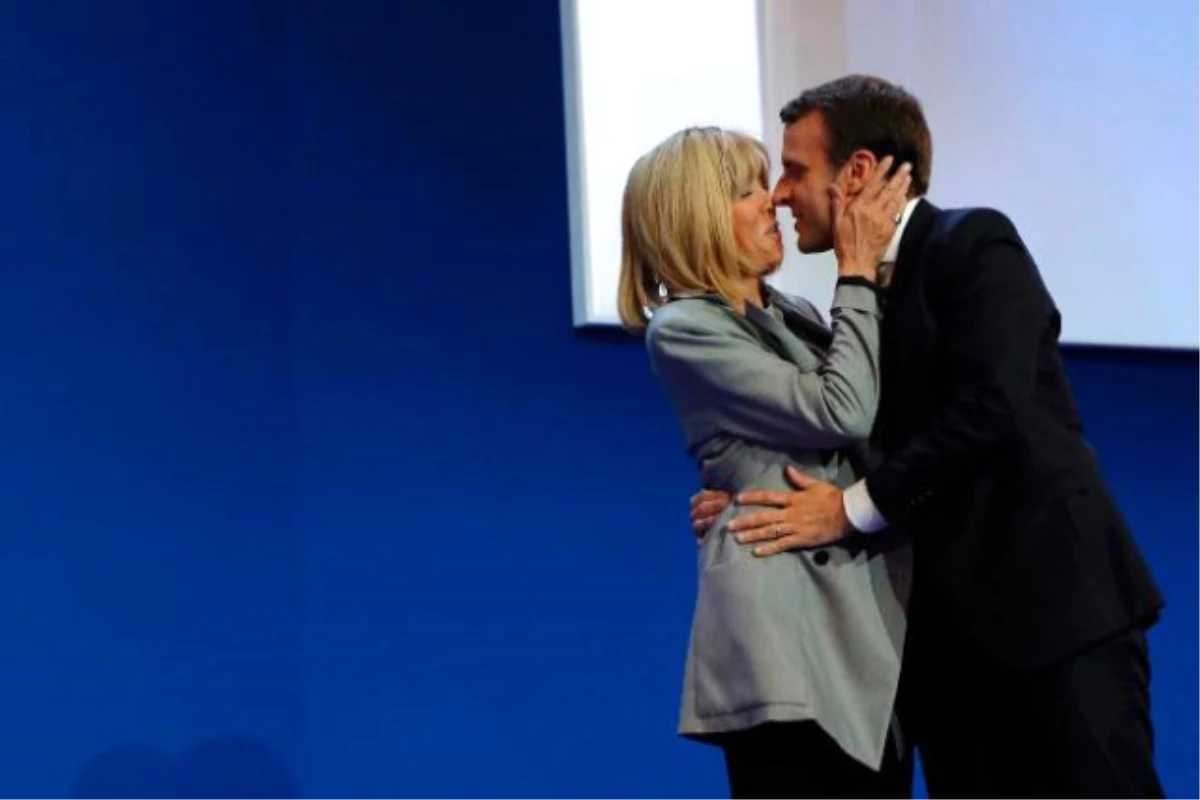 Fransa\'nın Yeni Cumhurbaşkanı\'nın Sıra Dışı Evliliği Gündemden Düşmüyor