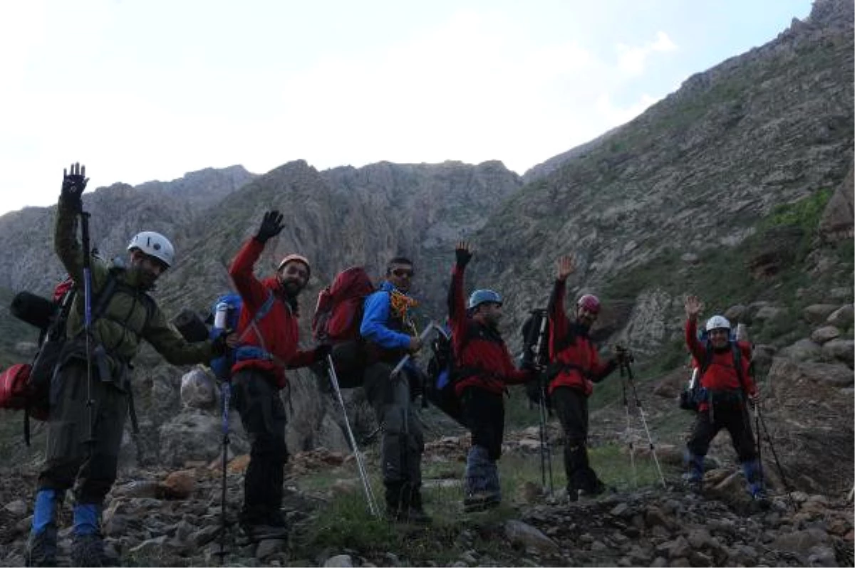 Hakkari\'de 3 Bin 487 Rakımlı Sümbül Dağına Zorlu Tırmanış