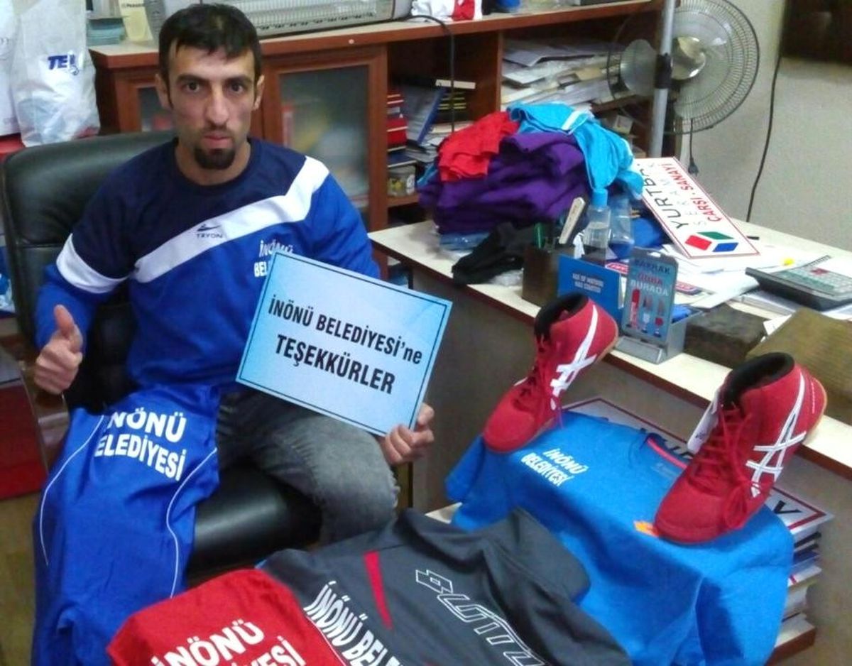 İnönü Belediyesi\'nden Grekoromen Güreşçiye Malzeme Desteği