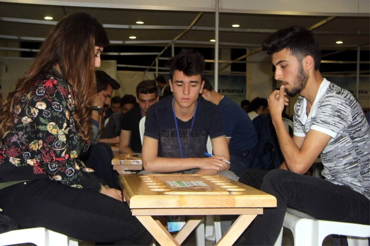 Kaybolmaya Yüz Tutmuş 4 Bin Yıllık Mangala Oyununu Bursa\'da Yüzlerce Genç Aynı Anda Oynadı