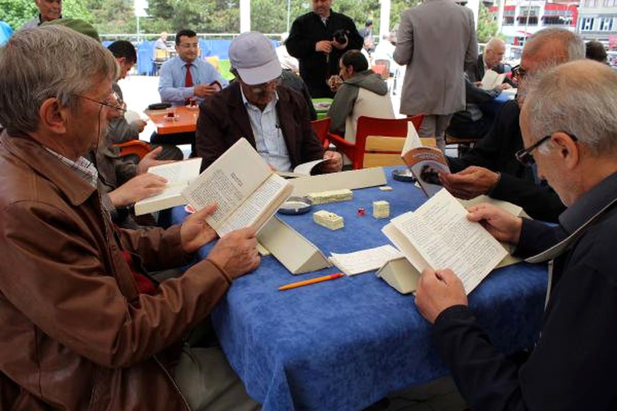 Kaymakam, Kahvede Kitap Okudu