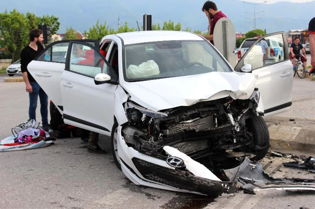 Kocaeli\'de Trafik Kazası: 1\'i Çocuk 6 Yaralı