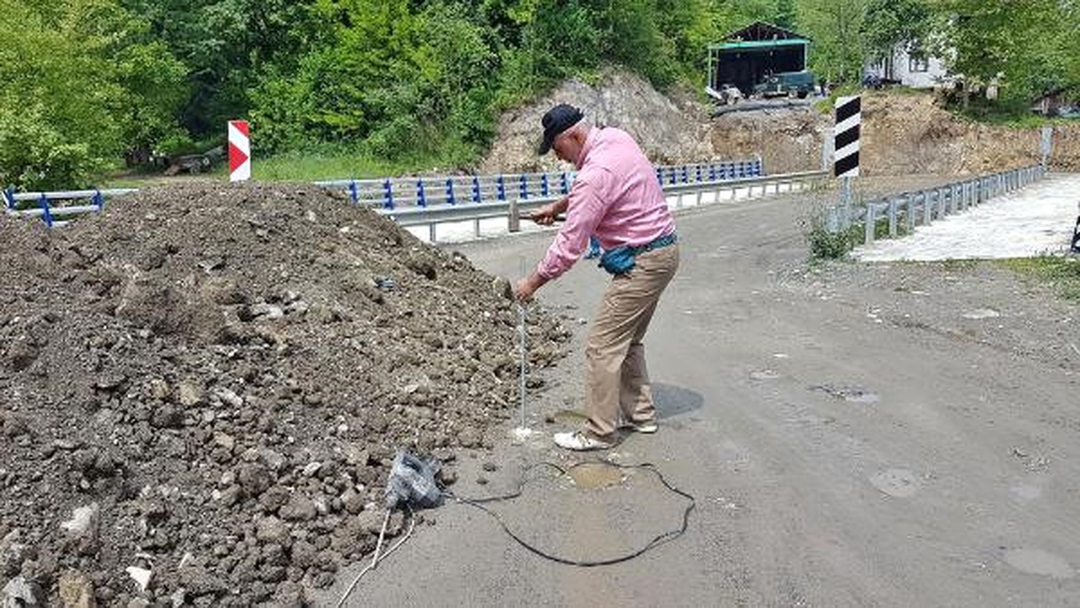 Köprüye Giden Yolu Toprak Dökerek Kapattı