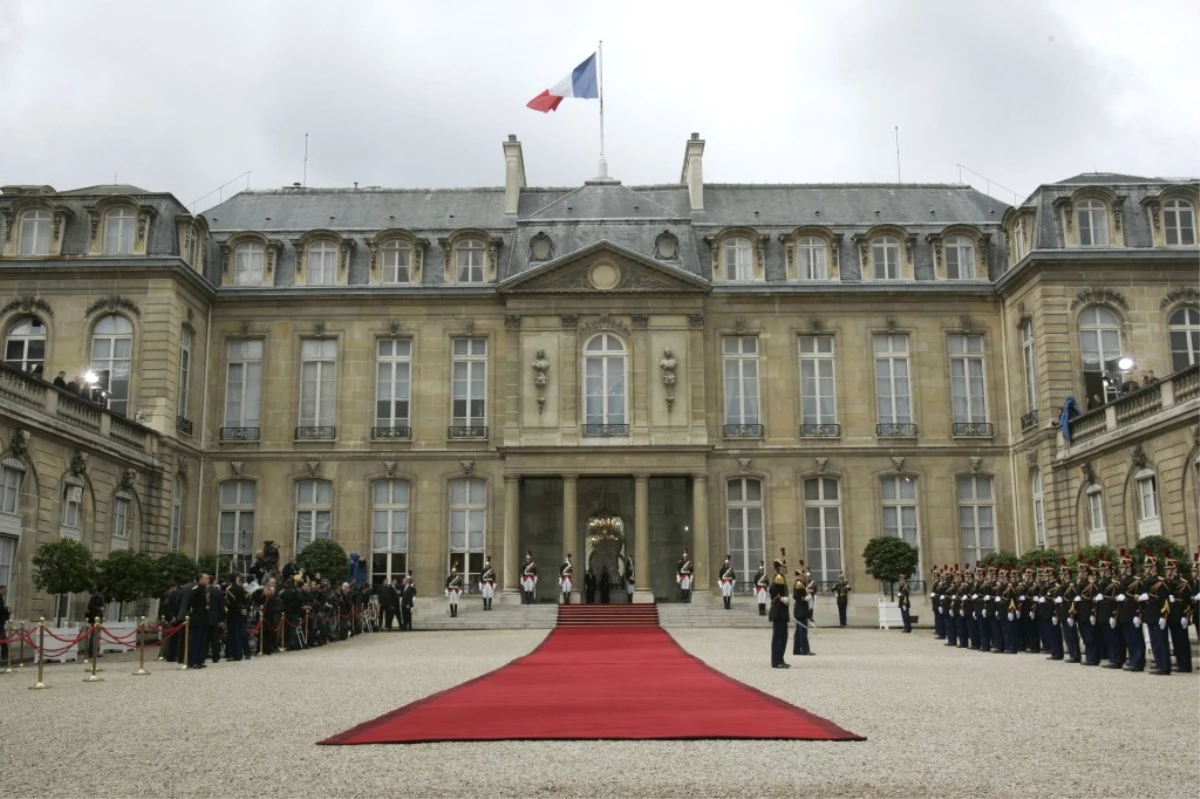 Macron\'un Elysee Sarayı\'ndaki İlk Ayı Yoğun Geçecek