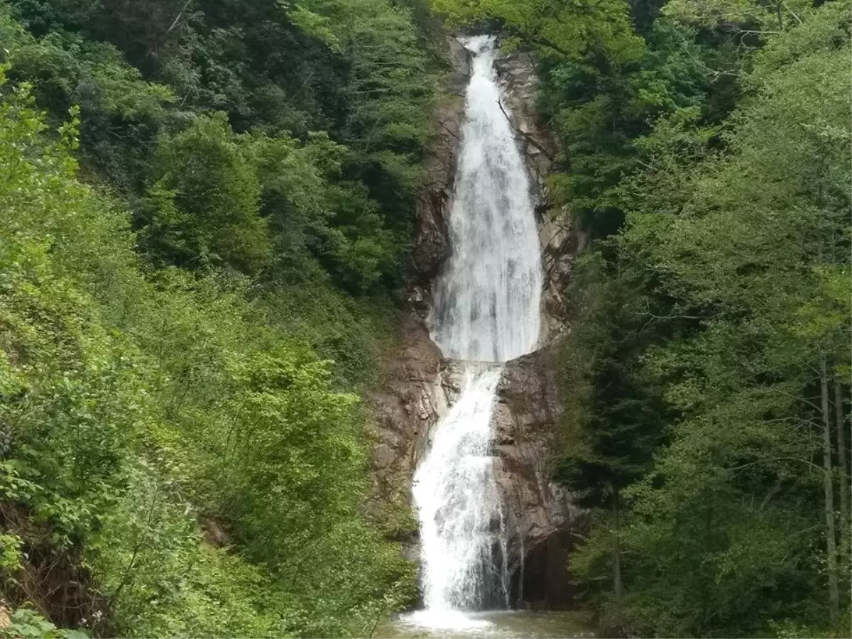 Manle Şelalesi Manzarası ile İzleyenleri Büyülüyor