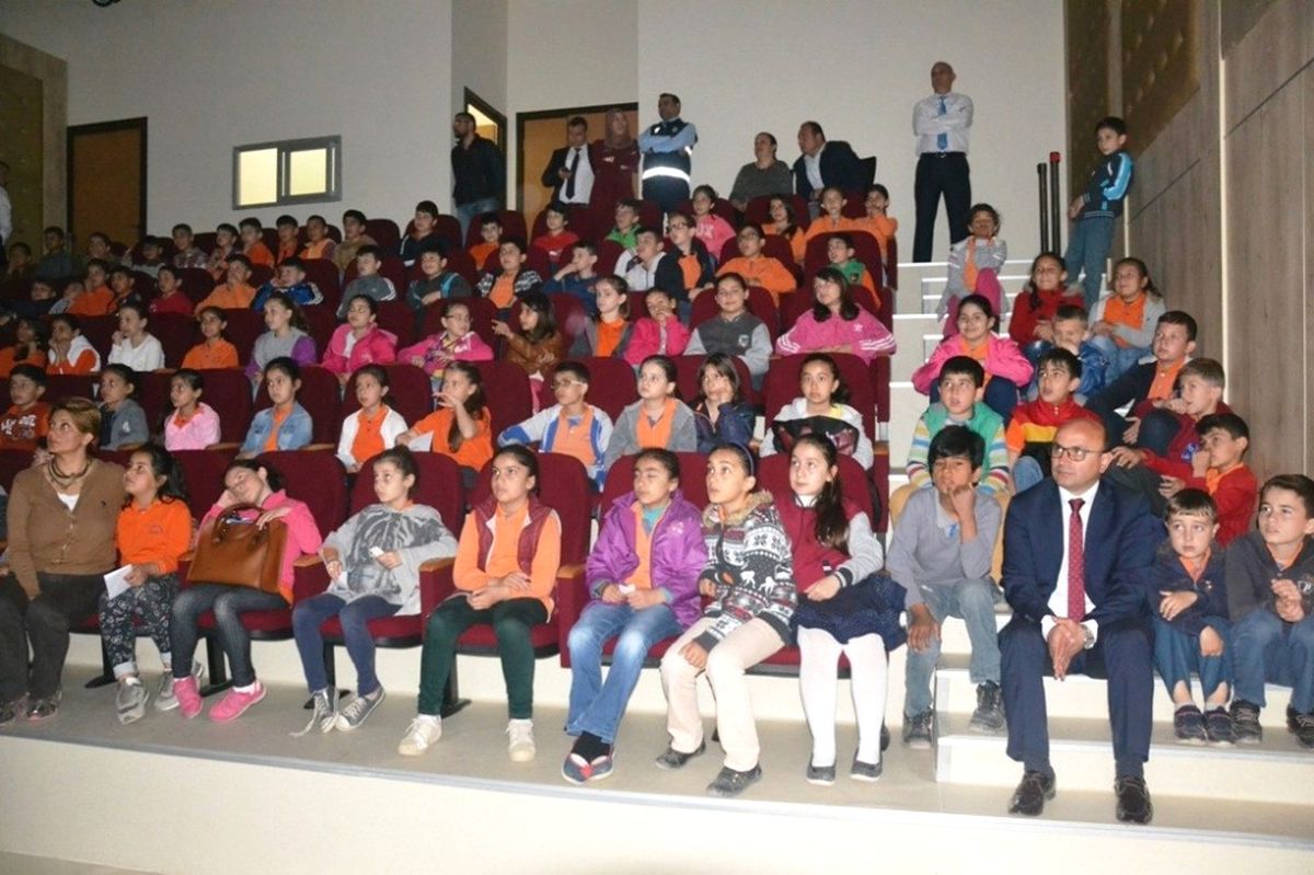 Öğrenciler Dersi Belediyede İşledi