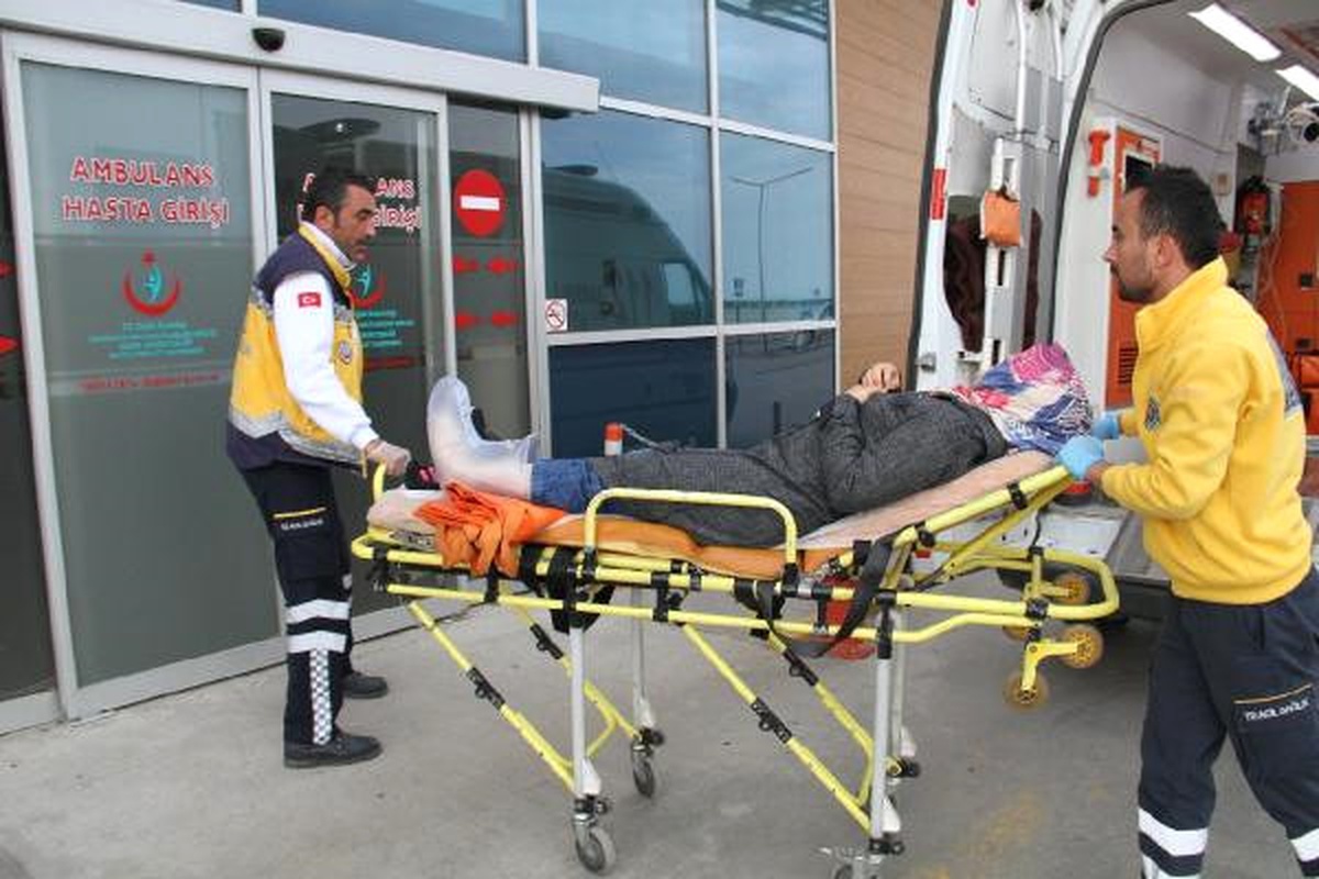 Otomobil Çocuk Oyun Parkına Girdi: 2 Yaralı