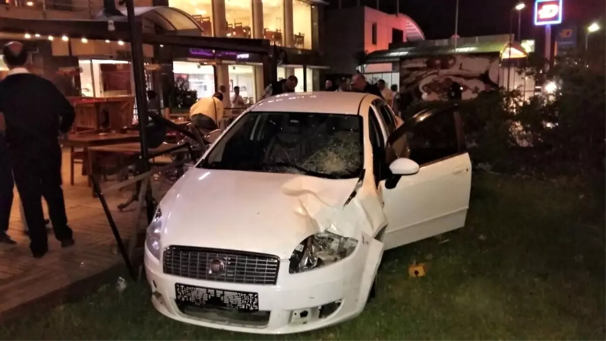 Otomobil Restoranın Otoparkına Daldı, Vale Öldü, Kadın Müşteri Yaralandı