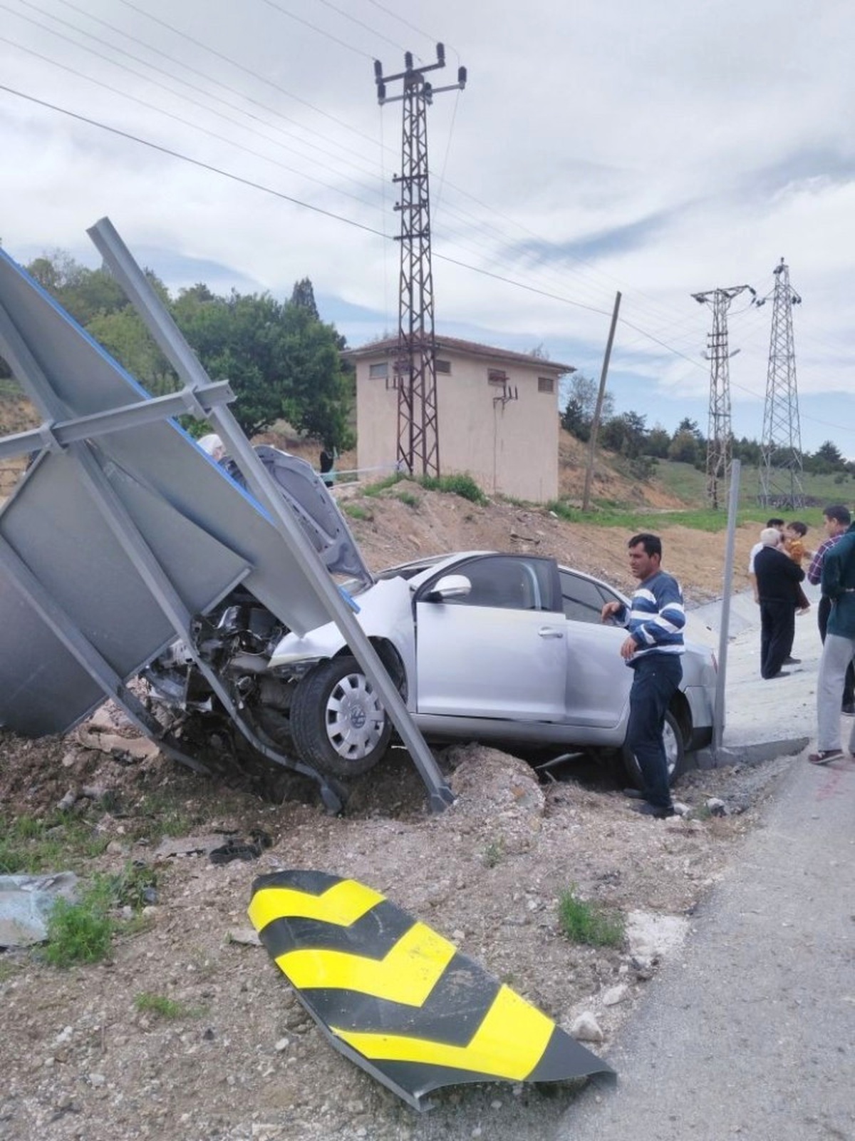 Otomobil Trafik Levhasına Çarptı; 1\'i Çocuk 3 Yaralı