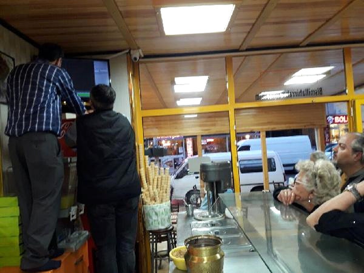 Pastanede Oturan Kadının Çantası Çalındı (2)