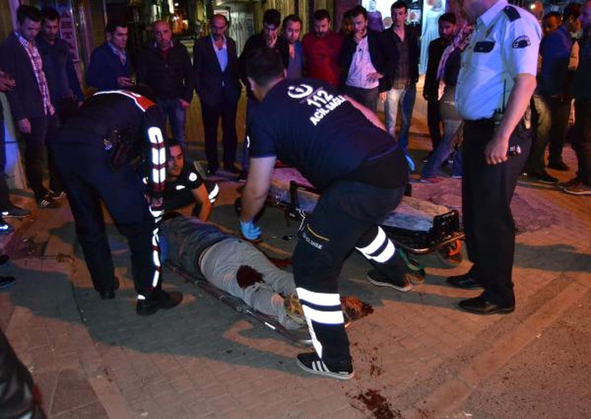 Sokak Ortasında Bıçaklandı