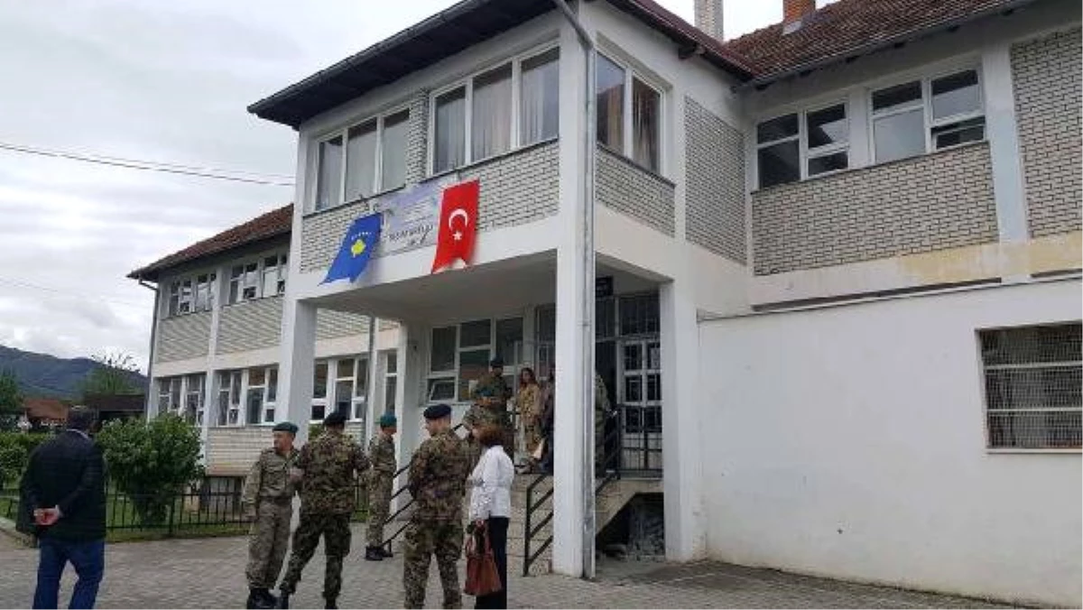 Türk Askeri Kosova\'daki Köy Okulunu Onardı