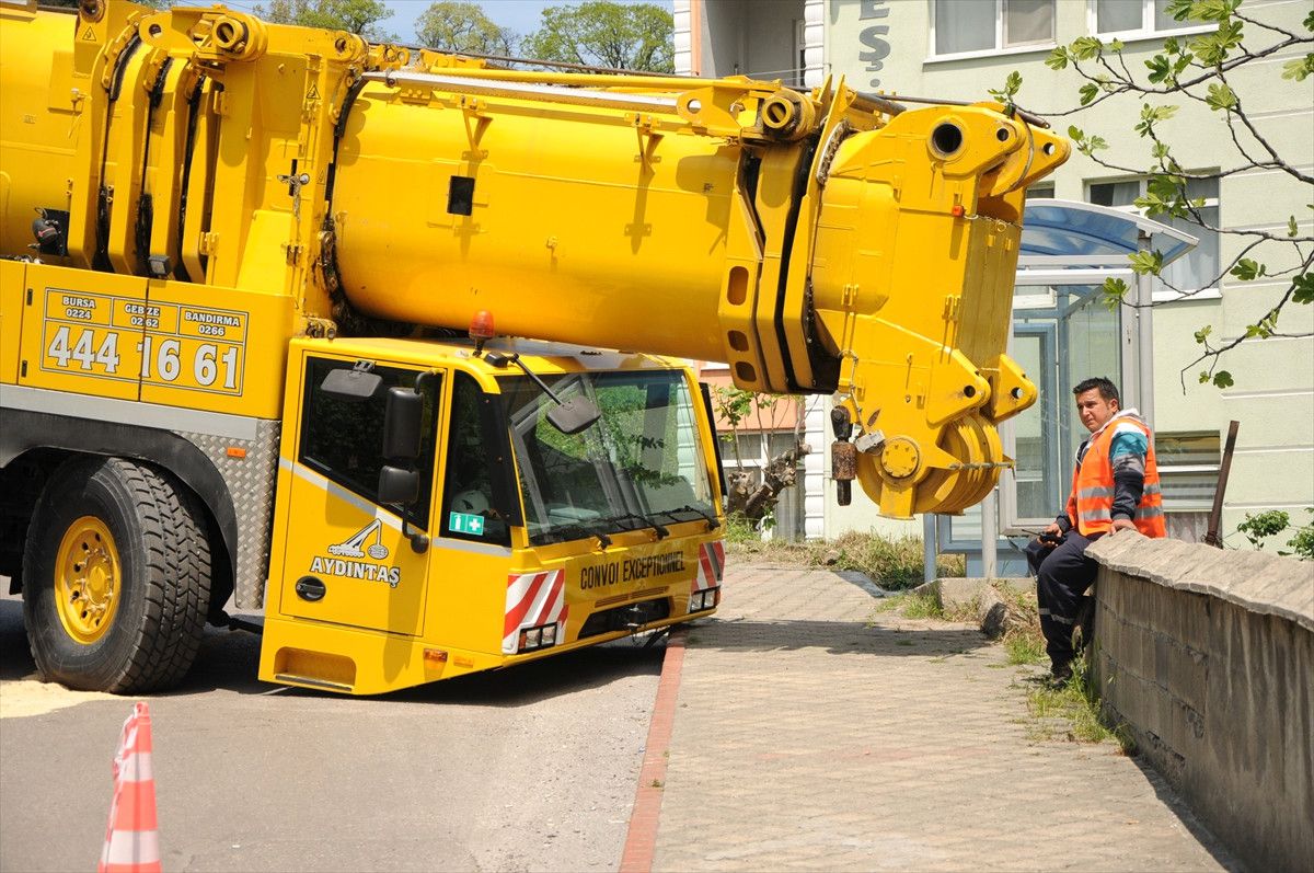 Virajı Alamayan Vinç Yolda Kaldı