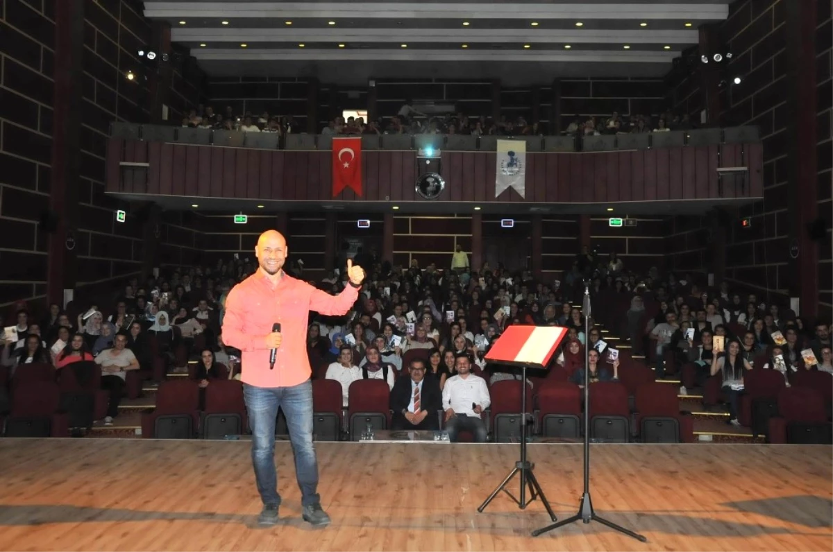 Yazar Kahraman Tazeoğlu Akşehir\'de Şiir Dinletisi Sundu