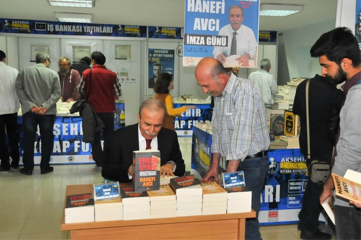 Yazarlar Akşehir Kitap Fuarı\'nda Kitaplarını İmzaladı
