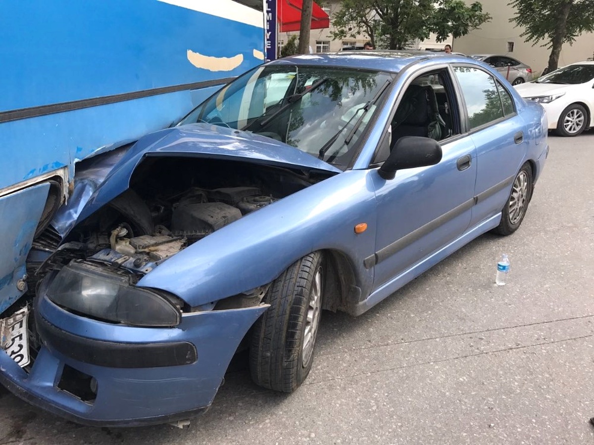 Yolcu Otobüsü ile Otomobil Çarpıştı: 1 Yaralı