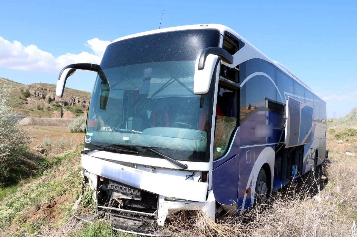 Yolcu Otobüsü Tarlaya Girdi: 10 Yaralı