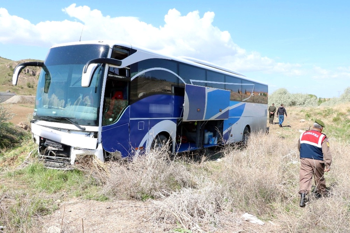 Yozgat\'ta Yolcu Otobüsü Tarlaya Girdi: 10 Yaralı