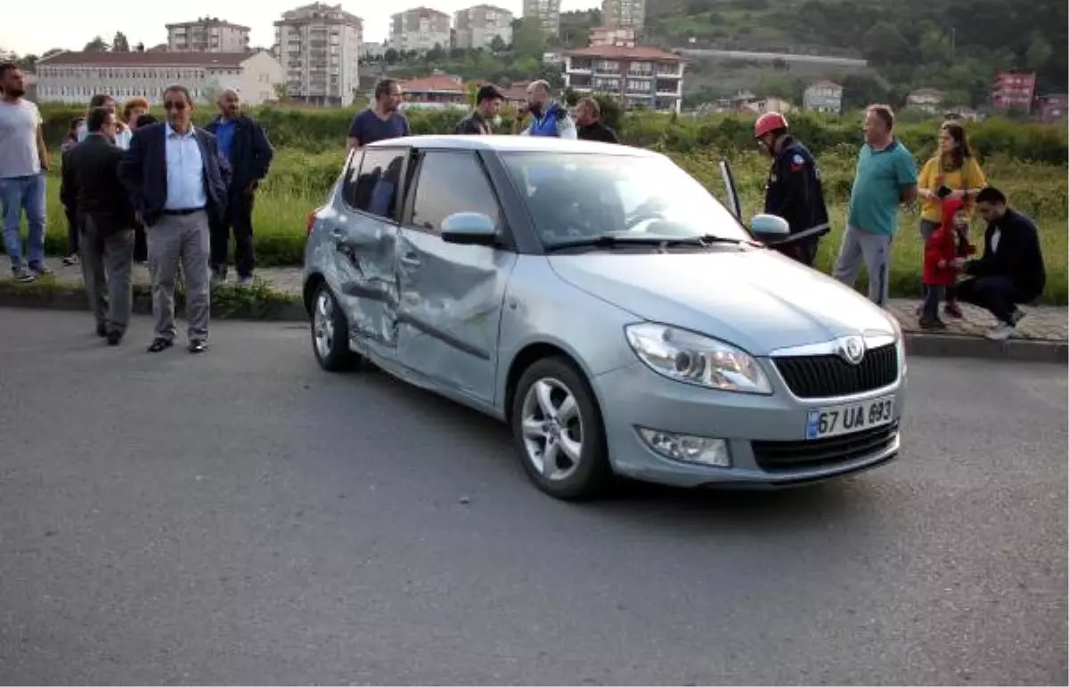 Zonguldak\'ta İki Otomobil Çarpıştı; 4 Yaralı