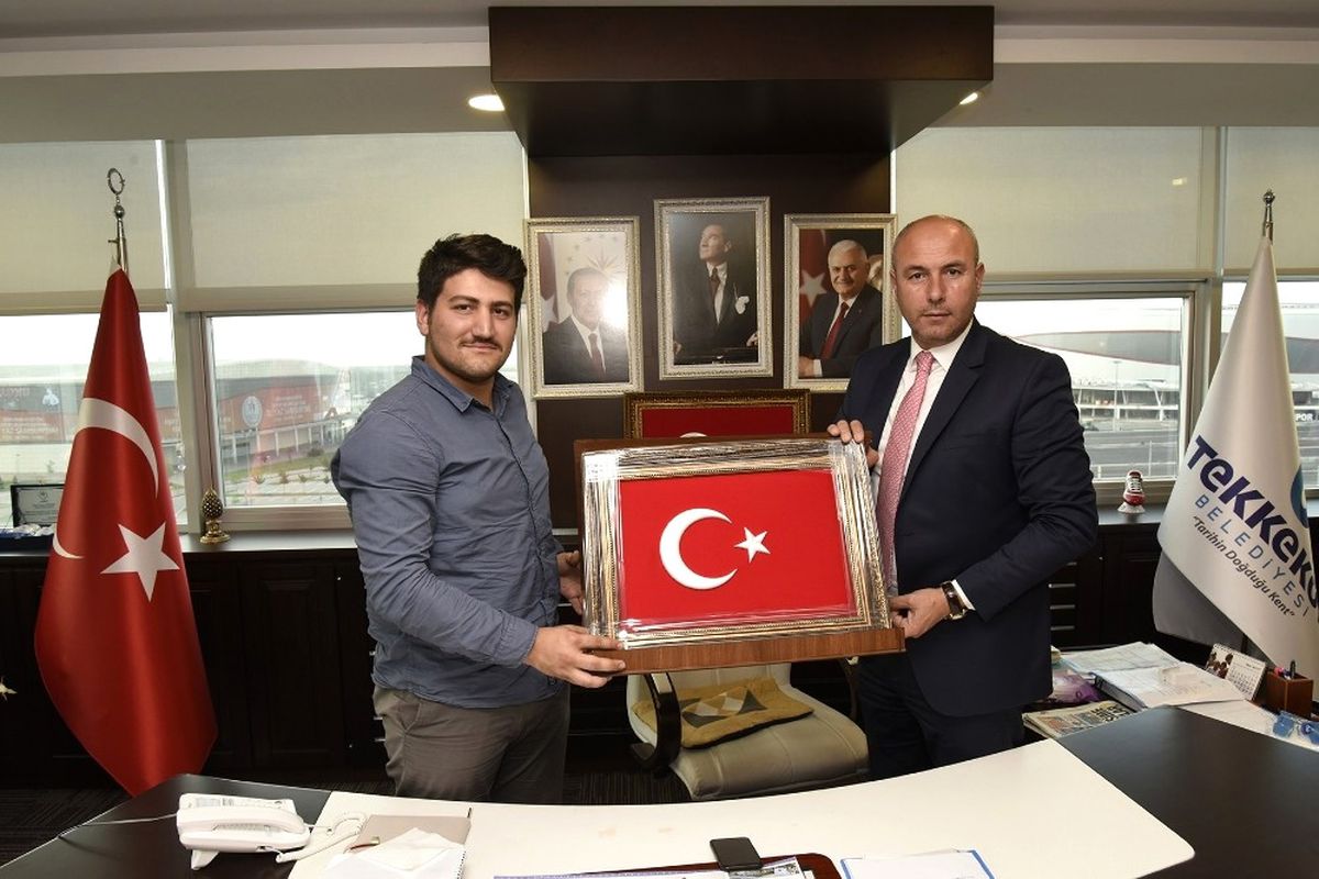15 Temmuz Gazisinden Başkan Togar\'a Nakış İşlemeli Türk Bayrağı Tablosu