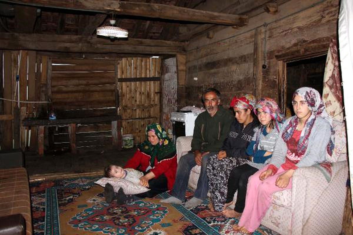 6 Kişilik Ailenin Yıkılma Tehlikesi Olan Ahşap Evde Zor Yaşamı