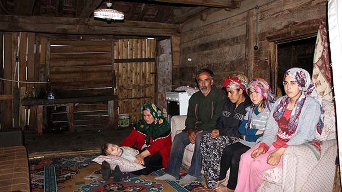6 Kişilik Ailenin Yıkılma Tehlikesi Olan Ahşap Evde Zor Yaşamı