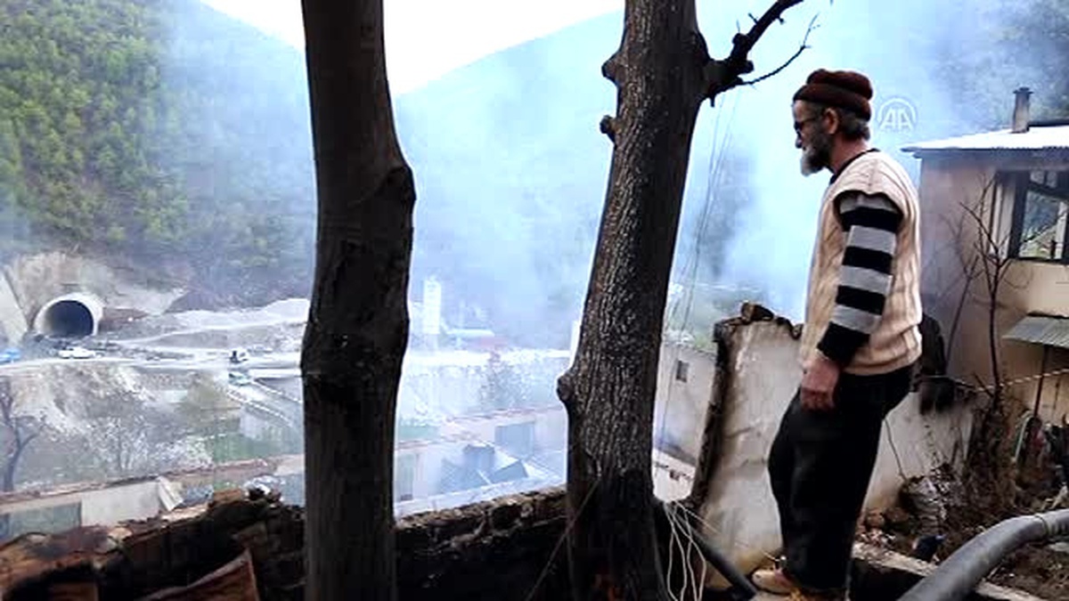 Artvin Valisi Doğanay Evleri Yanan Köylülerle Görüştü