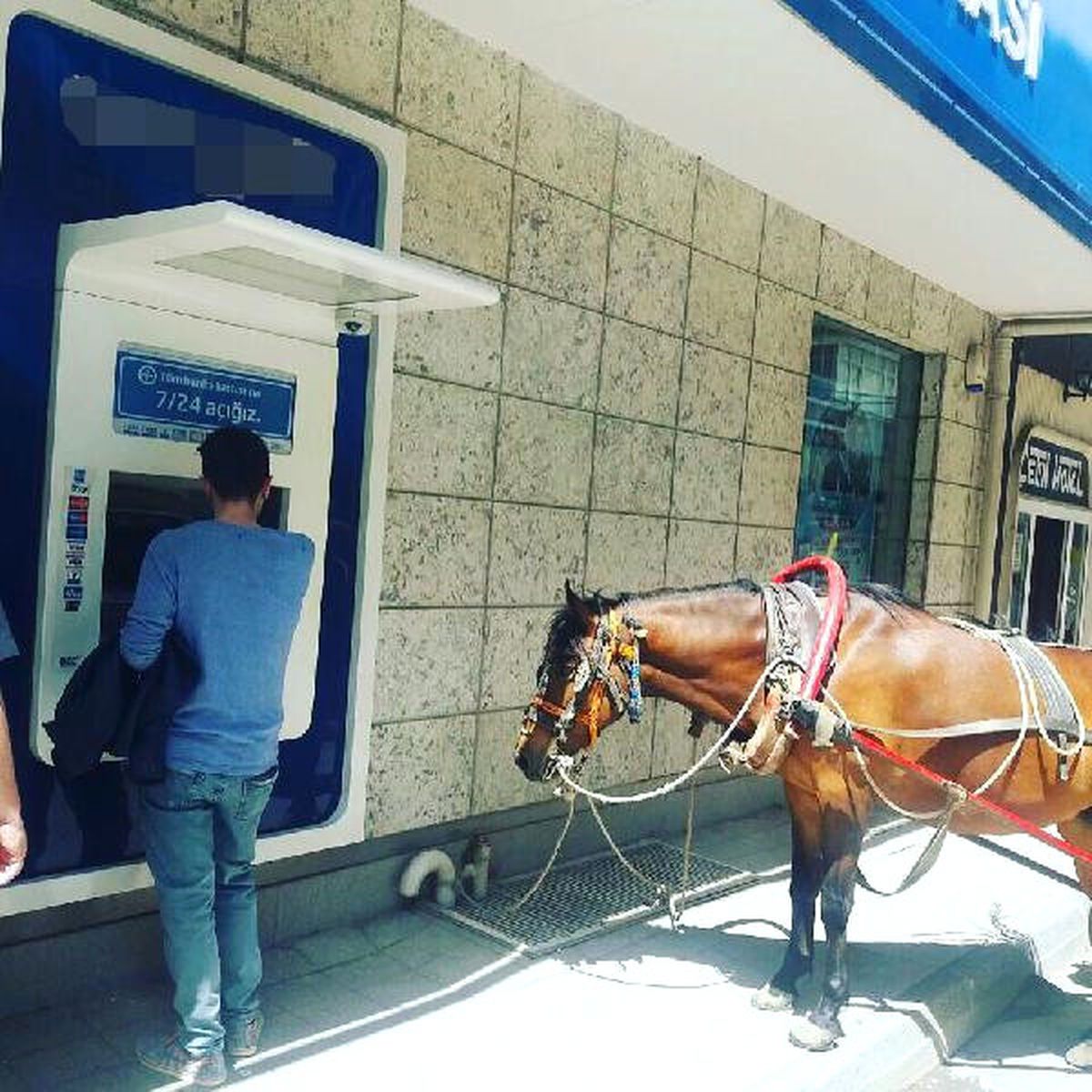 Atm\'den Para Çekmeye Atıyla Geldi
