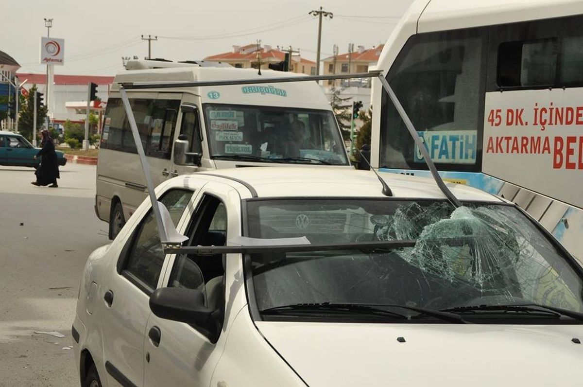 Bilbord Park Halindeki Aracın Camına Ok Gibi Saplandı
