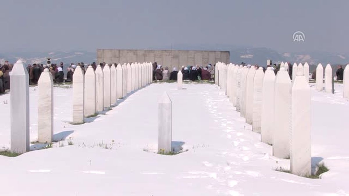 Bosna Hersek\'te Toplama Kampı Mağdurları Anıldı