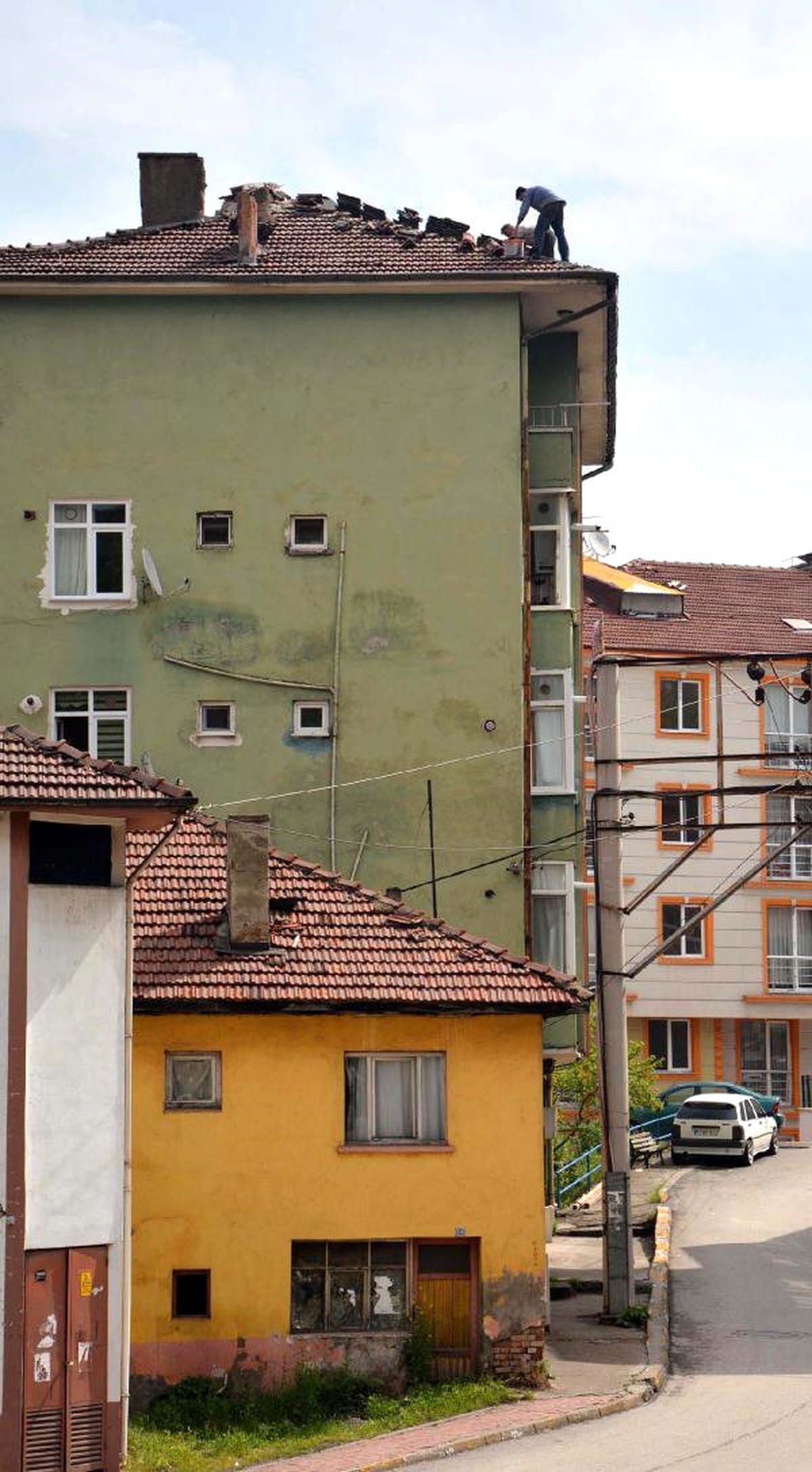 Çatıda Kemersiz, Baretsiz Tadilat