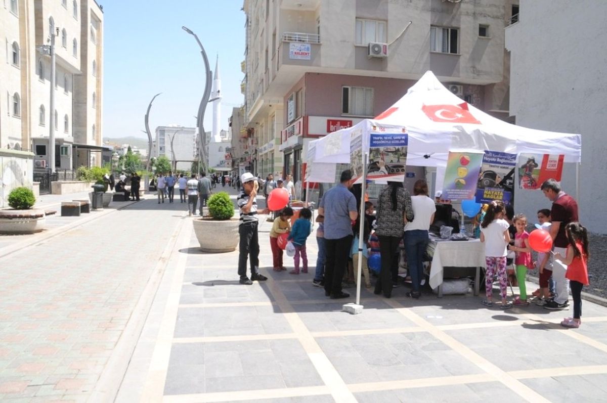Cizre\'de Sevgi Sokağında Trafik Bilgilendirme Standı Açıldı