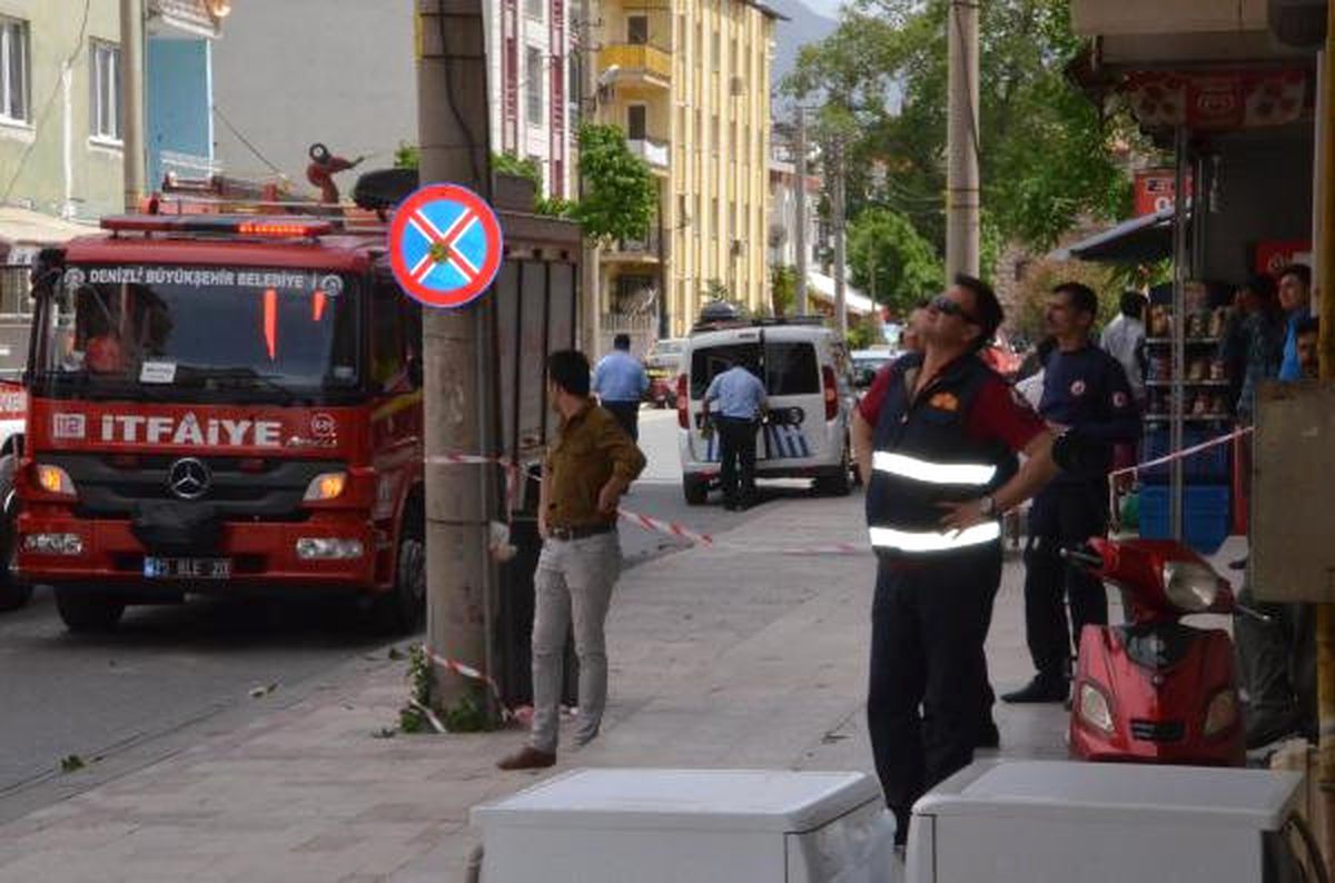 Denizli\'de Rüzgar Etkili Oldu, Çatı Uçtu