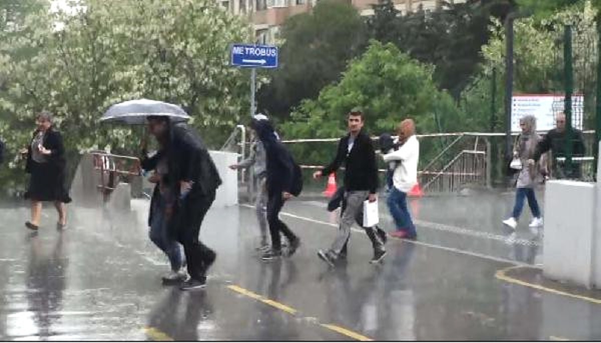 Dha İstanbul - Aniden Bastıran Yağmura Yakalananların Zor Anları (2)
