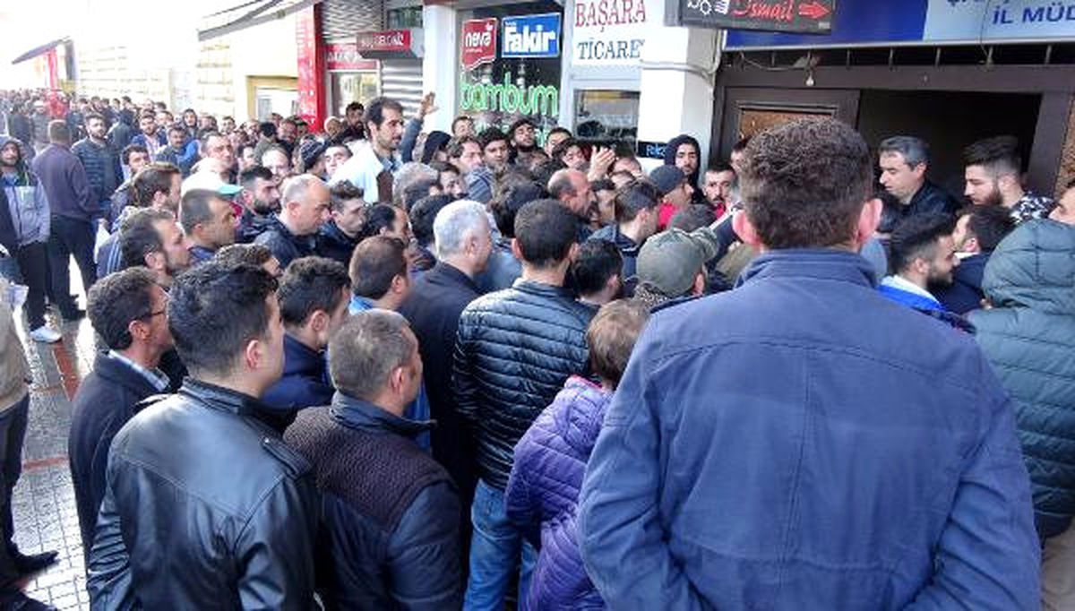 Dha Yurt: Rize\'de İşkur Önünde Mevsimlik İş Başvurusu İzdihamı