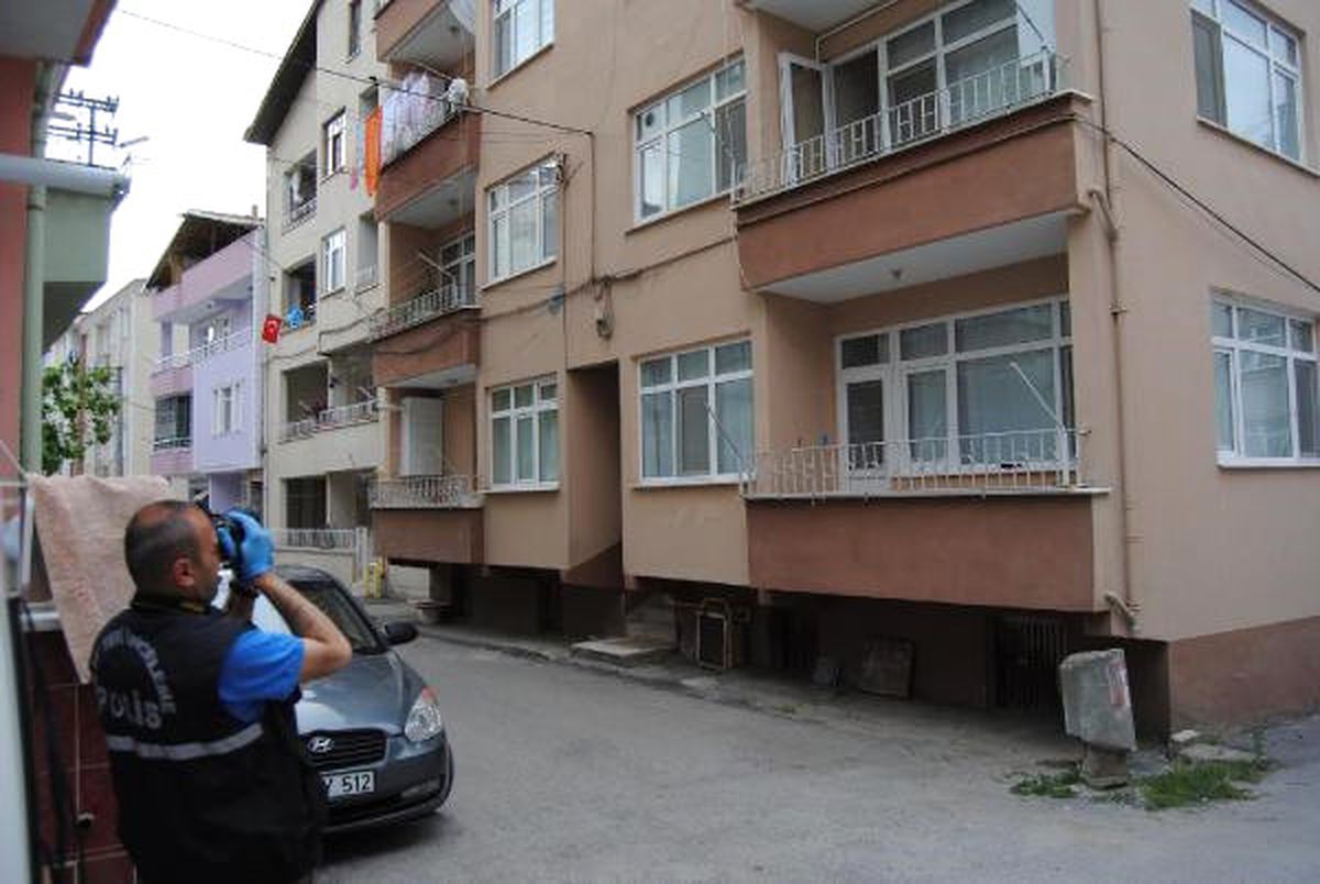 Dolandırıcıya Altınlarını Kaptırdı