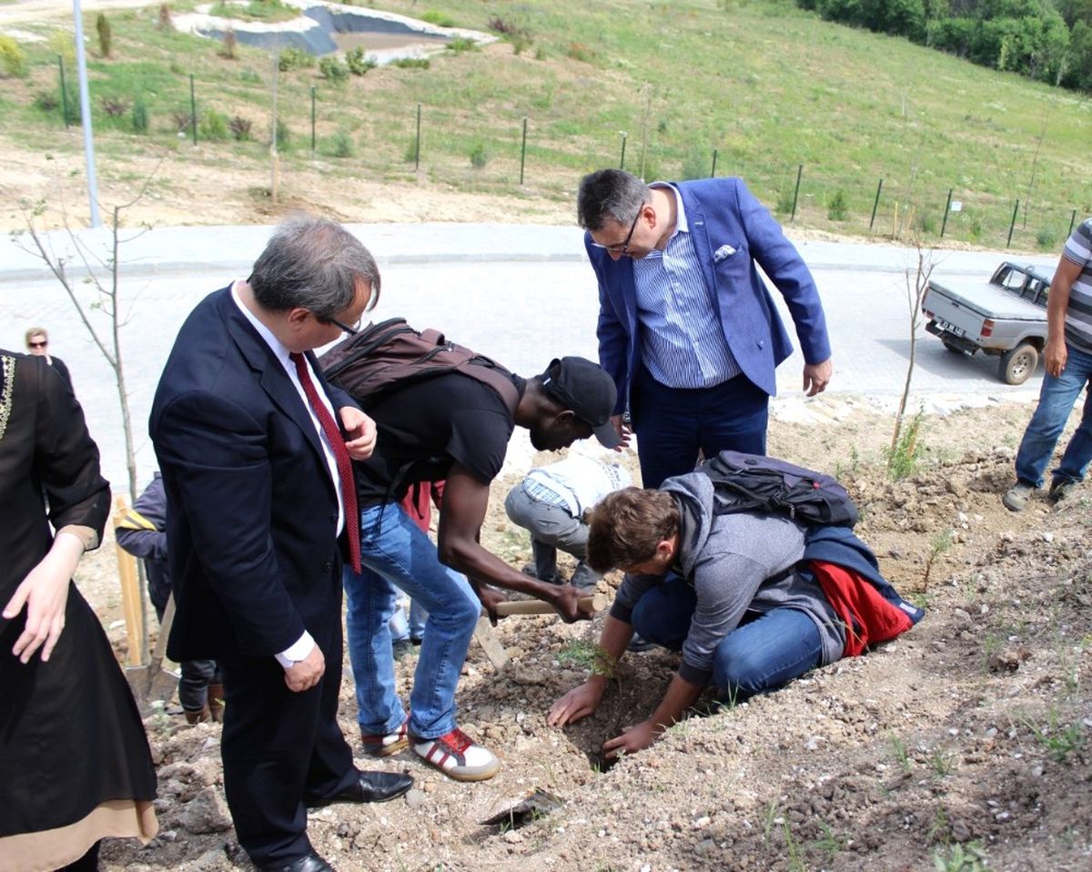 Edirne\'de Uluslararası Öğrenciler Fidan Dikti
