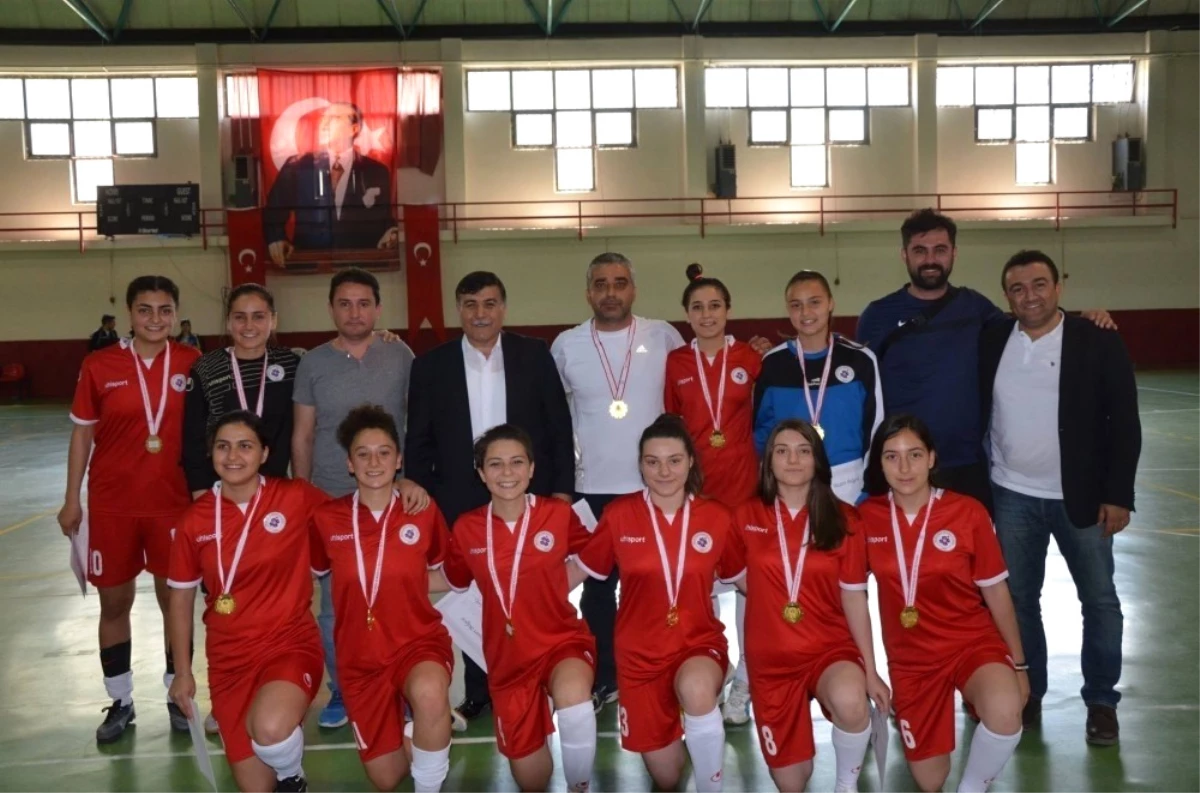 Emet\'te Yapılan Türkiye Okullararası Genç Kızlar Futsal Yarı Final Maçları Sona Erdi