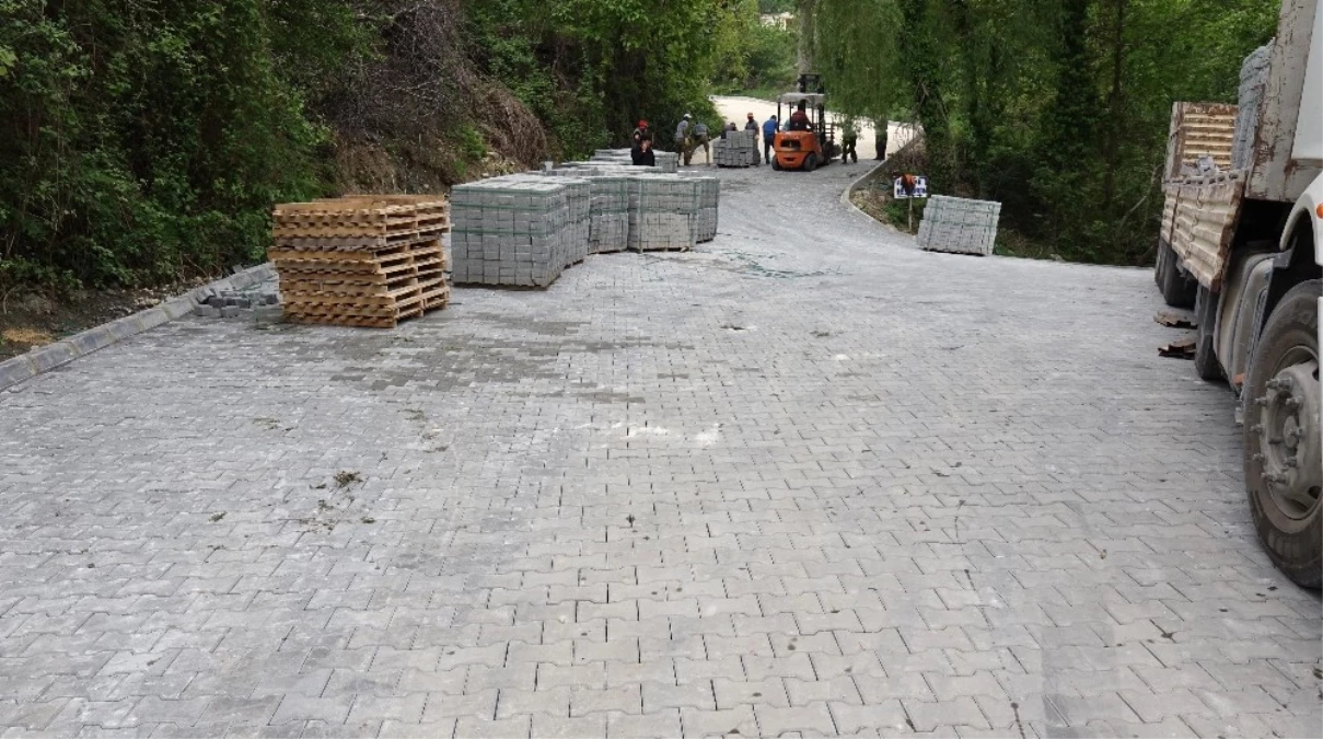 Erdemli Belediyesi, Yolları Parke Taşlarla Döşüyor