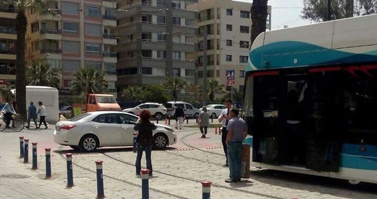 İzmir\'de Aracını Tramvay Yolu Üzerine Park Eden Sürücü, Vatandaşı Çileden Çıkardı