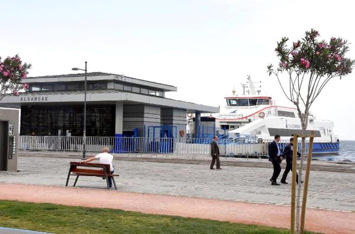 İzmir\'de Deniz Ulaşımına Lodos Engeli