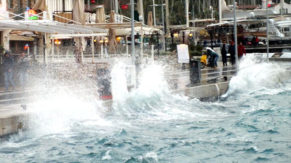 İzmir\'de Şiddetli Lodos Vapur Seferlerini Vurdu
