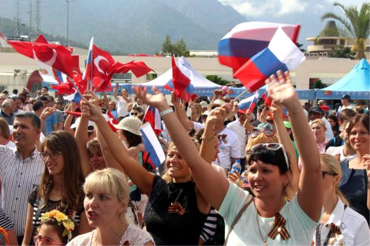 Kemer\'de Ruslar Zafer Bayramı\'nı Kutladı