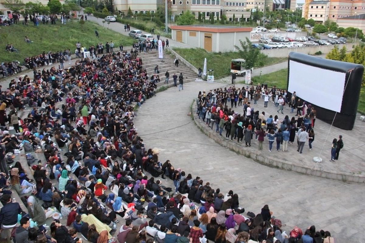 Koü\'de Yazlık Sinema Keyfi