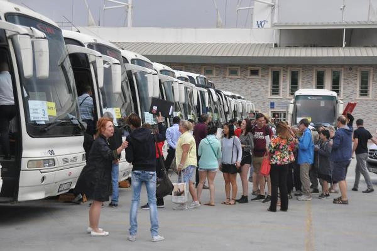 Kuşadası\'na Üç Gemiyle Turist Geldi