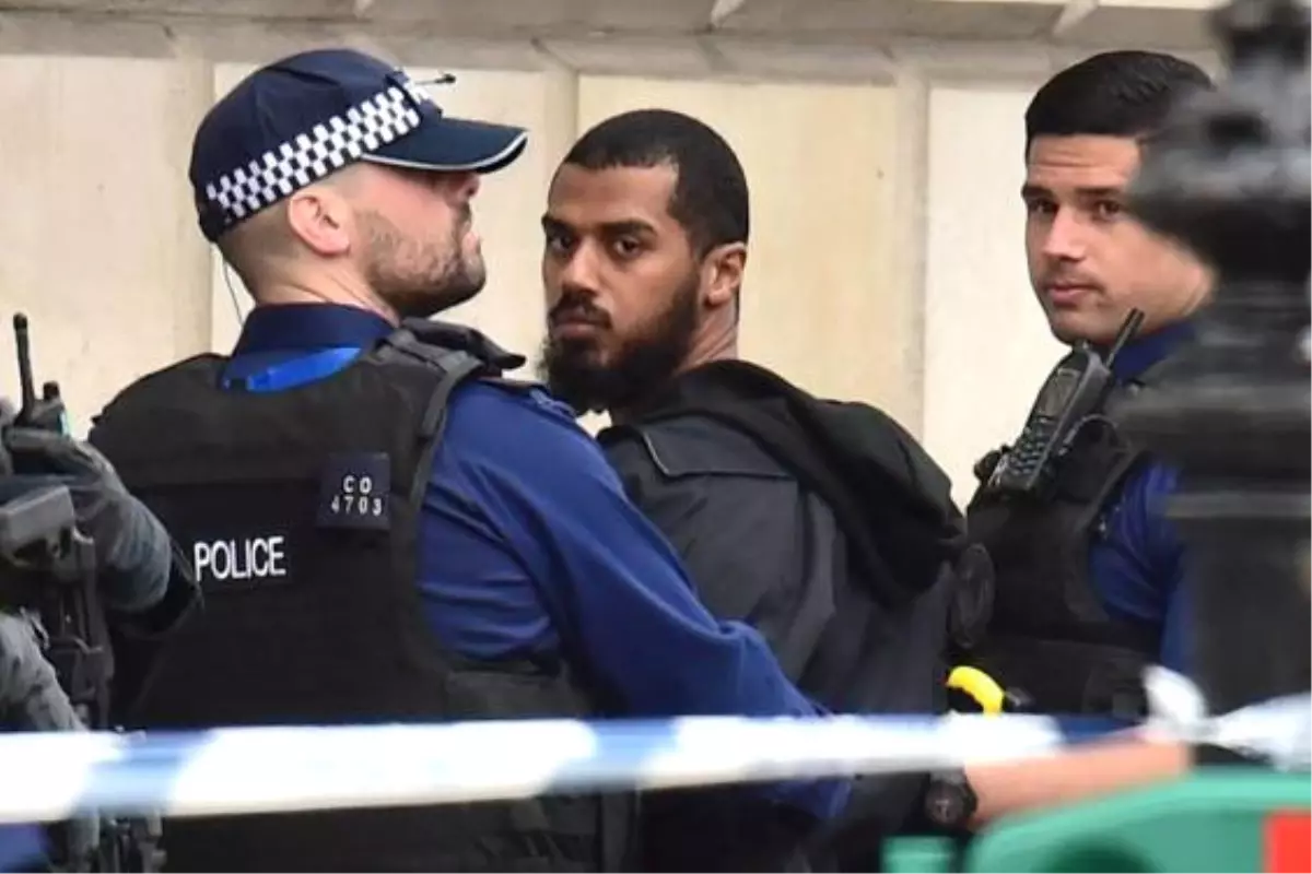 Londra\'da Başbakanlık Yakınında Gözaltına Alınan Bıçaklı Kişi