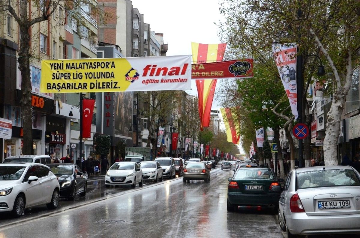 Malatya\'da Sokaklar Sarı Kırmızıya Boyandı
